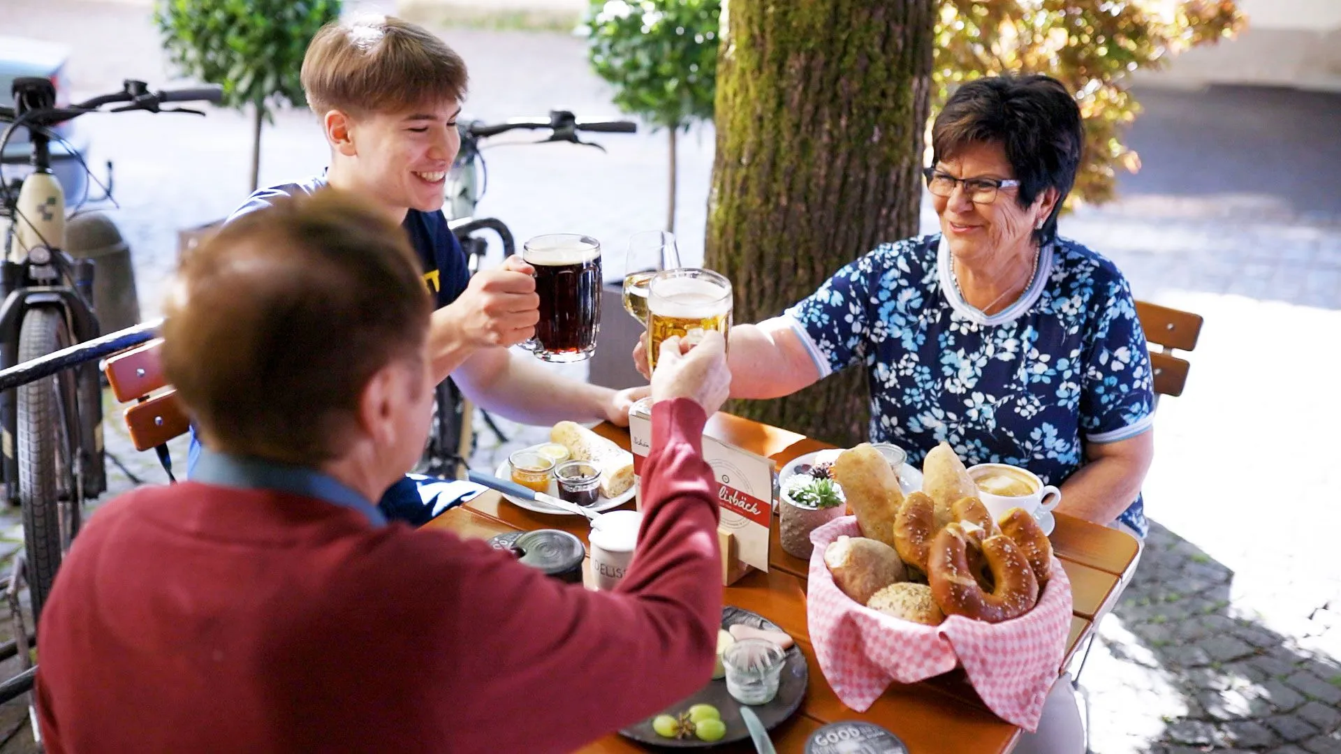 Im Biergarten mit Bier anstoßen