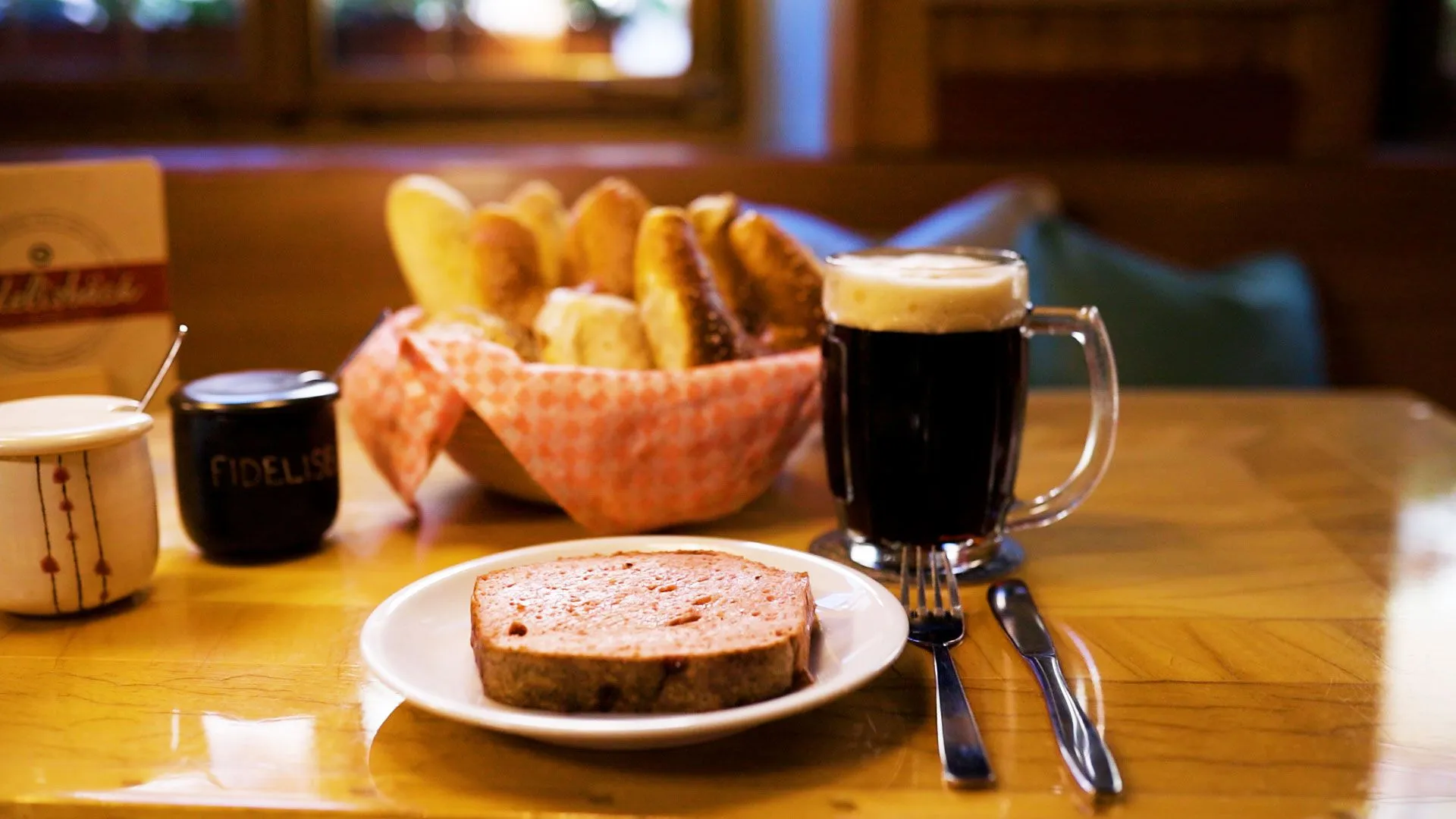 Gedeack-Leberkäs-Dunkles-Bier-Brotkorb